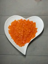 Skleněná drť- oranžový opál poloprůhledná