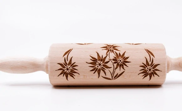 Váleček embosovaný otočný Květy