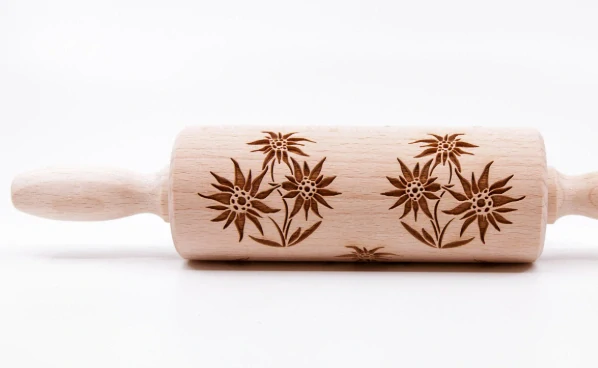 Váleček embosovaný otočný Květy